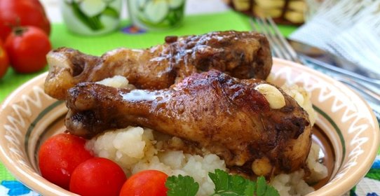 Куриные голени в маринаде с горчицей шпигованные чесноком