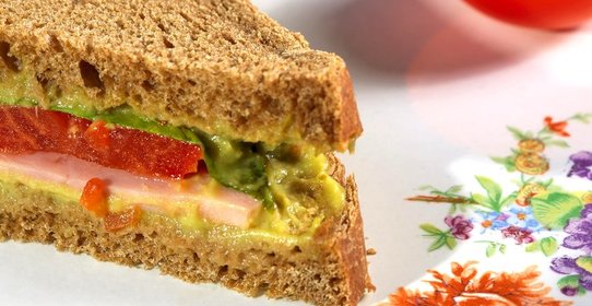 Сэндвичи с гуакамоле, каперсами и копченым мясом