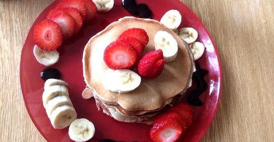 Панкейки с корицей, фруктами и сиропом