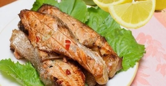 Рыба форель на решетке на мангале