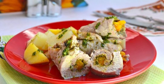 Свиные рулетики, фаршированные морковью с картофелем на пару