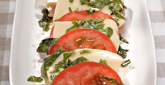 Маринованный сыр с помидорами