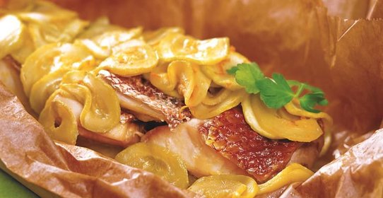 Морской окунь, запеченный с цуккини в апельсиновом соусе