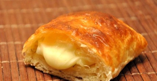 Слоеные пирожки с сыром