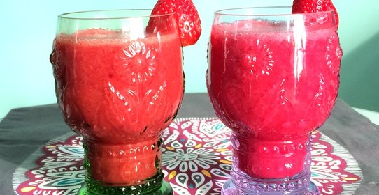 Клубнично-брусничный смузи