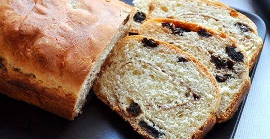 Домашний хлеб с изюмом и корицей
