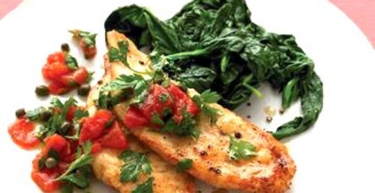 Жареная курица с томатной приправой и базиликом