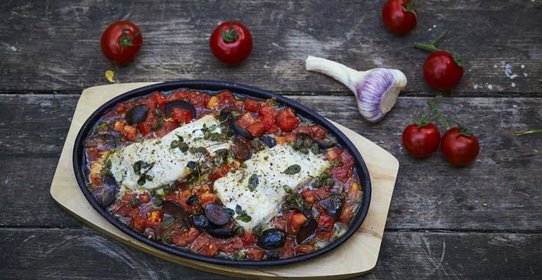 Рыба по-провански, с помидорами и маслинами