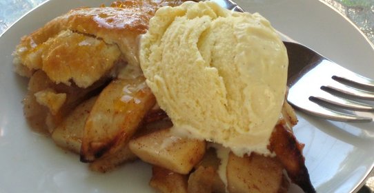 Шарлотка с яблоками и бананами