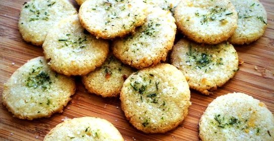 Пармезановое печенье с розмарином и солью