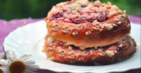 Клубничные булочки со сладким штрейзелем