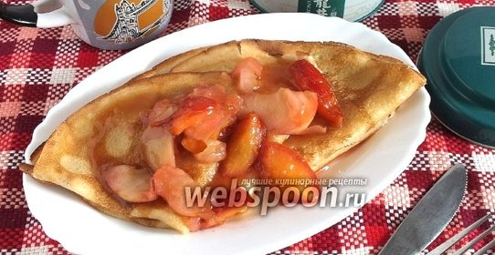 Блинчики с фруктами в карамельном соусе