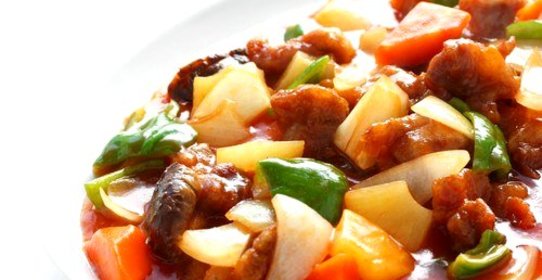 Жареная свинина с ананасами, томатами, зеленой фасолью и базиликом