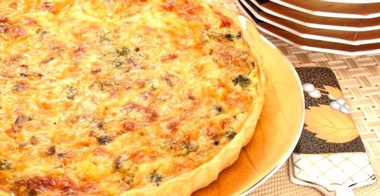 Лоранский пирог с курицей, грибами и брокколи