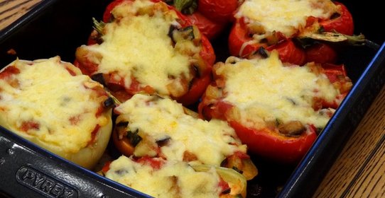 Перец, фаршированный овощами, под шапкой из сулугуни