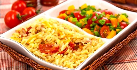 Курица, тушенная с рисом и овощами