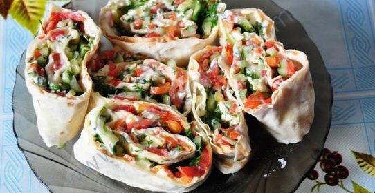 Рулет из лаваша с зеленью и овощами