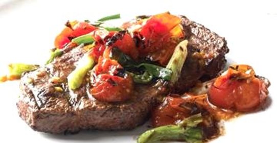 Стейк с помидорами и зеленым луком
