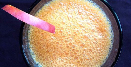 Нектариновый смузи с ягодами годжи