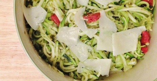 Спагетти из цукини с соусом песто и пармезаном