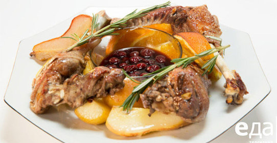 Гусь с фруктами и вишневым соусом от телеканала «Еда»