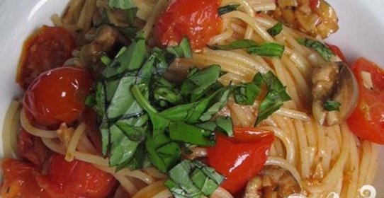 Спагетти с томатами и оливками в маслинном соусе