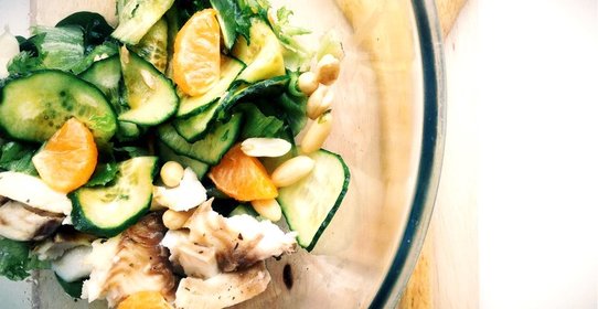 Салат с треской, мандаринами и заправкой из уксуса с манго