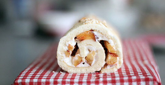 Бисквитный рулет со сливочным сыром и фруктами