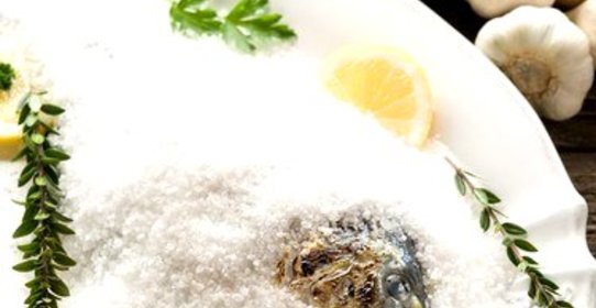 Морской окунь в соляной корке с травами