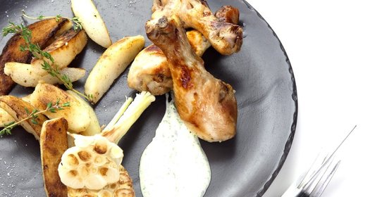 Курица с соусом из йогурта, кунжутных семечек, лимона и чеснока