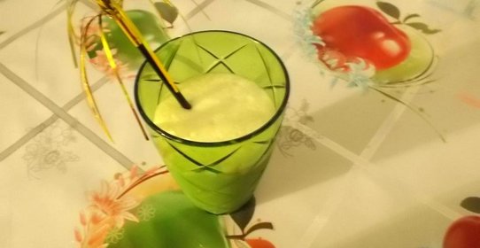 Коктейль молочный с бананом и мёдом