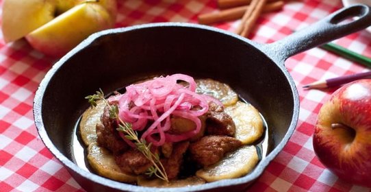 Куриная печень с карамелизированными яблоками