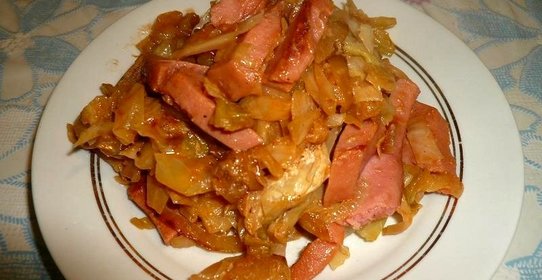 Капуста тушеная с колбасой
