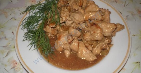 Куриное филе с корицей и изюмом