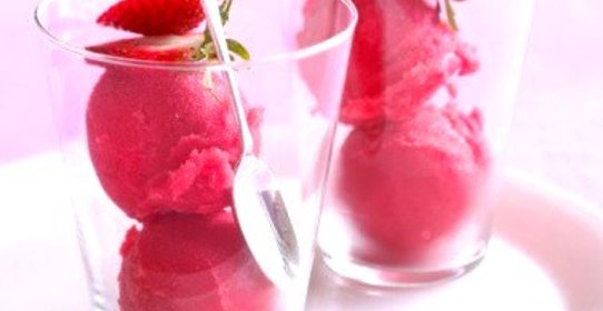 Маринованная клубника в бальзамическом уксусе с клубничным шербетом и амаретти