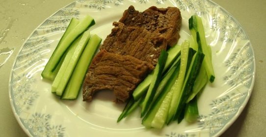 Отбивные из говядины с огуречной соломкой