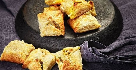 Слоеные пирожки с овощной начинкой