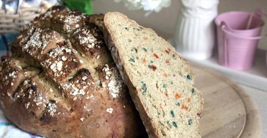 Бездрожжевой многозерновой хлеб с семечками и цукатами