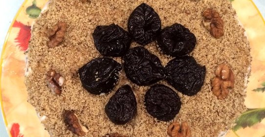 Медовик с черносливом и грецкими орехами