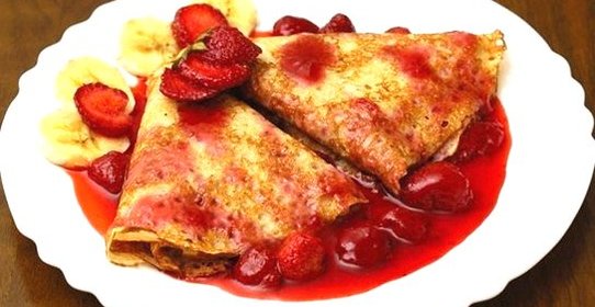 Банановые блинчики с клубничным соусом
