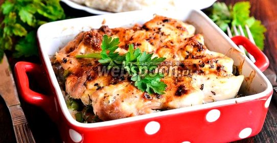 Курица запечённая с гавайской смесью и грибами