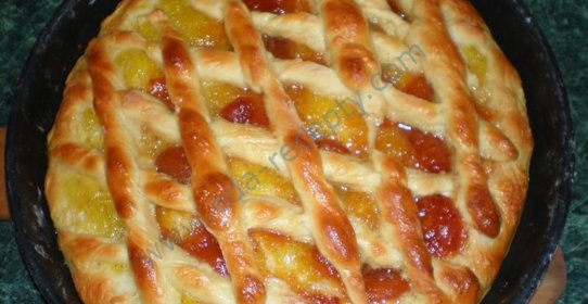 Дрожжевой пирог с вареньем