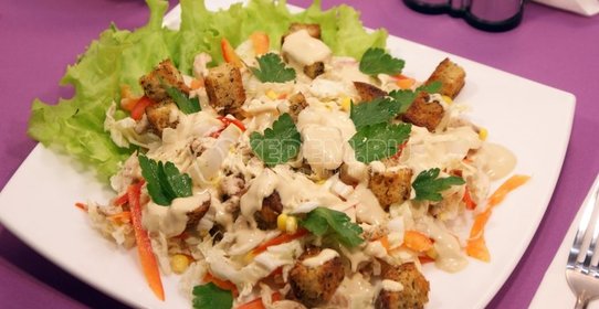 Салат с курицей и сухариками