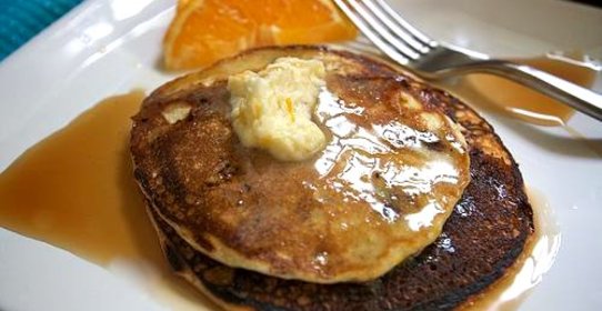 Кукурузные оладьи с черникой и апельсиновым маслом