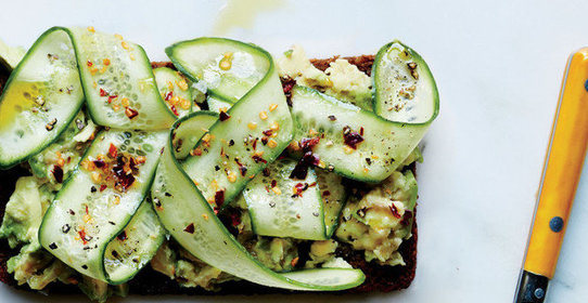 Брускетта с огурцом и авокадо