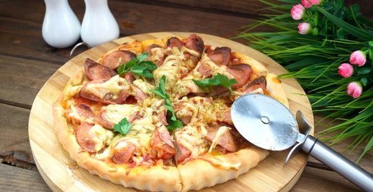 Пицца с сосисками