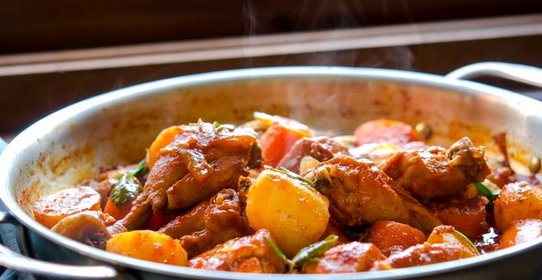 Курица, тушенная с луком и морковью