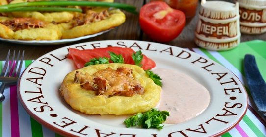 Картофельные лепешки с куриным фаршем и сыром
