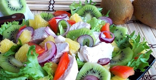 Салат с курицей и киви
