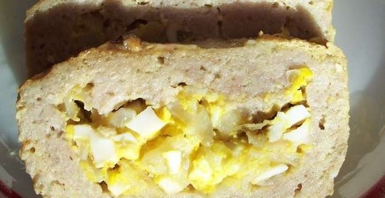 Мясной рулет с яйцом и луком